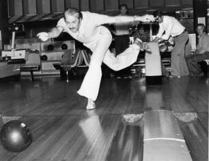 Freizeitsport. Bowling. Ein Spieler in Aktion. Er wirft eine Kugel