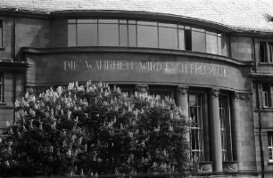 Freiburg: Inschrift am Kollegiengebäude I "DIE WAHRHEIT WIRD EUCH FREI MACHEN"