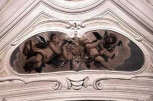 Putten mit Kruzifix und Leuchtern