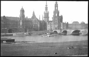 Dresden. Hofkirche, Schloss, Augustusbrücke, Elbe mit Dampfern