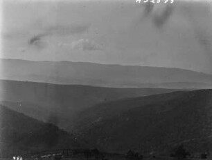 Gebirge mit Tal : Blick über ein Gebirge, vermutlich am Oberlauf des Rio de la Soledad