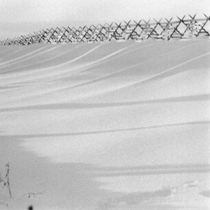 Osterzgebirge. Schneezaun bei Possendorf