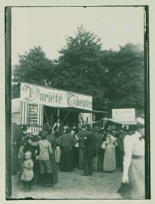 Zuschauer vor einem Varieté-Theater I - Rummelplatz in Charlottenburg