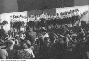 Dresden, Auftritt einer Volkstanzgruppe, Sommer- und Herbstkonzert des Sächsischen Bergsteigerchors "Kurt Schlosser" Dresden / Reproduktionen von Kurt Schlosser, 1960-1961