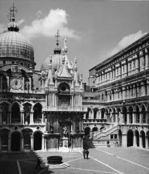 Venedig. Dogenpalast (1309/1442). Nordfassade mit Uhr (1603-1614), Arco Foscari (1450-1470), und Scala dei Giganti (1485-1521)
