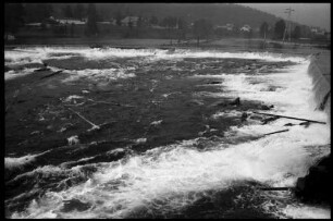 Kongsberg: Stromschnellen der Lågen mit Stämmen