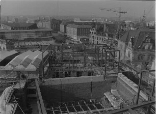 Dresden-Altstadt, Augustusstraße 2. Ständehaus (1901-1907; P. Wallot). Substanzsicherung / Wiederaufbau Dach. Montage von Dachbindern (Westflügel). Blick nach Südsüdwest