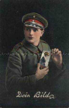 Soldat mit einem Frauenbild