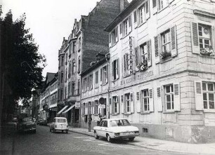 Privatgebäude, Straßen und Plätze in Karlsruhe. Markgrafenstraße/ Ecke Adlerstraße