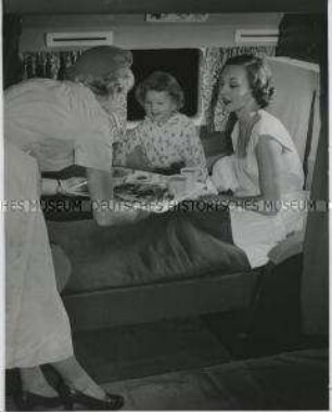 Bei einem Transpazifikflug der British Commonwealth Pacific Airlines wird Frühstück im Bett serviert