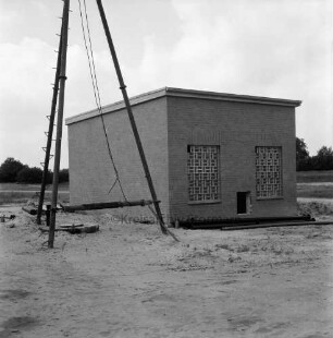Wasserwerk: Lütjenseer Straße: neues Gewerbegebiet Nord: Rohbau: Rückfront: vorn links Dreibein. dazwischen Baumaterial