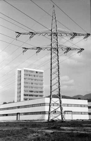 Freiburg i. Br.: Hochhaus Thoma mit Hochspannungsmast im Vordergrund