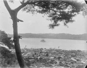 Stadtbild : Blick über eine Stadt auf das Meer