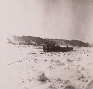 Meißen, eingefrorener Schleppkahn auf der Elbe