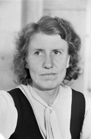 Porträtaufnahme der Politikerin Edith Baumann, Funktionärin der FDJ und Mitglied des Demokratischen Frauenbundes Deutschlands (DFD)