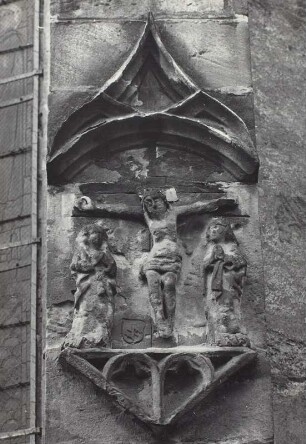 Döbeln, Nicolaikirche, nordöstlicher Chorpfeiler außen : Mit Relief "Christus am Kreuz mit Maria und Johannes"