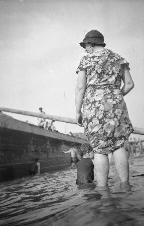 Frau mit Kind an einer Badstelle an der Seine/Paris