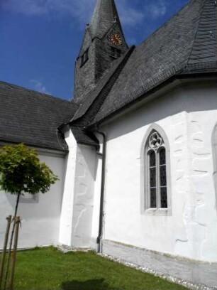 Evangelische Kirche-Chor von Südosten (Gotische Gründung 15 Jhd) mit Langhausansatz und Dachturm (im 16 Jhd Umbauten)