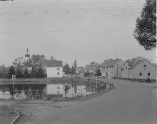 Naundorf (Kr.Oschatz), Hauptstraße. Ansicht mit Feuerlöschteich u. Dorfkirche