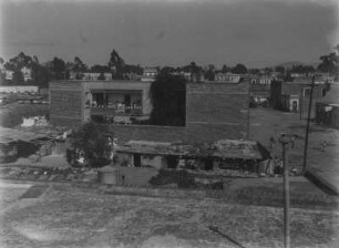 Stadtansicht : Blick auf eine Straße und umliegende Häuser.
