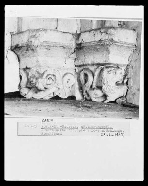 Zwei vermauerte romanische Kapitelle