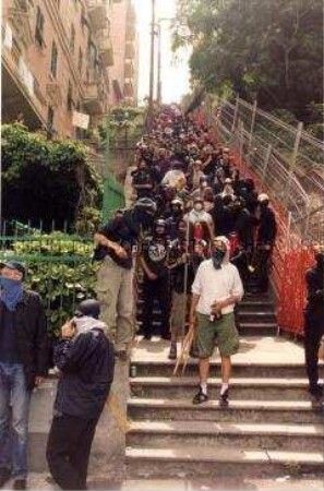 Vermummte Jugendliche stehen auf einer Treppe (Altersgruppe 18-21)