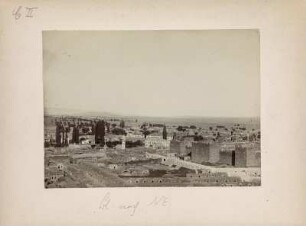 Kayseri von Südwesten : Blick aus südwestlicher Richtung auf die Stadt Kayseri und das Kastell. Im Vordergrund Basarhallen, links im Hintergrund Regierungsgebäude.