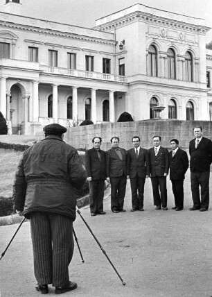 Jalta, Krim, ca. 1973, Männer posieren vor dem Liwadija Palast, dem Tagungsort der Krim-Konferenz 1945