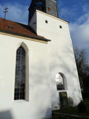 Herreth-Evangelische Pfarrkirche-Ansicht von Süden mit Kirchturm (Gotischer Chorturm mit Turmchor-Obergeschoß im 15 Jh mit Büchsenscharten ausgestattet) und Langhaus (Neubau Jahr 1692)