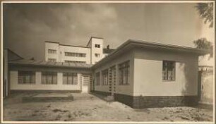 Gemeindehaus der St.Laurentius-Kirchengemeinde, Am Generalshof, Berlin-Köpenick. Kindergarten: Aussenaufnahme Gartenfassade mit Innenhof und Sandkasten