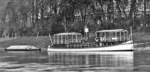 Dampfschiff in der Weser