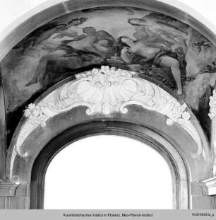 Stuckdekoration im Palazzo Orlandini del Beccuto mit Wappen-Relief