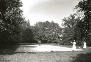 Tennisspielerinnen wohl im Schloßpark von Neschwitz