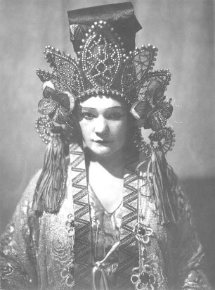Turandot. Oper von G. Puccini. Staatsoper Dresden, deutsche Erstaufführung und Uraufführung der von F. Alfano vervollständigten Fassung 4.7.1926 unter Leitung von Fritz Busch