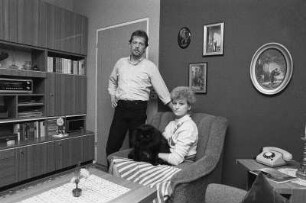 Familie in ihrem Wohnzimmer