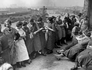 Arbeiterinnen während ihrer Mittagspause in einer Hamburger Kunstdarmfabrik