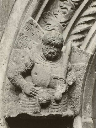 Döbeln, Rathausportal, Detail einer Gewandfigur : Gewandfigur, sog. Kurfürst August