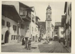 Mittenwald (Oberbayern).Matthias-Klotz-Str. mit der, im barocken Baustil von 1738 bis 1740 errichteten, Pfarrkirche St. Peter und Paul