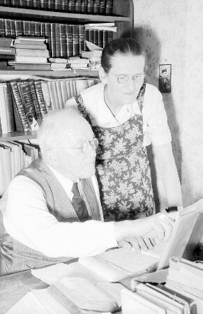 Wittenweiler: Missionar Adolf Vielhauer übersetzt die Bibel in Bali, Portrait am Arbeitstisch und seine Mitarbeiterin