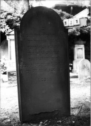 Grabstein 111 (Index: 100094201) Material: Sandstein Zustand: gesprungen, unten abgeblättert Maße HxBxT: 165x78x11 cm Beschreibung: Stele, eingezogener Rundbogenabschluß, profilierter Rand Besonderheit: gereimter 4-Zeiler: Grabstein 111