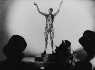 "Der gläserne Mann" im Hygiene-Museum (Szene aus dem Dokumentarfilm "Fahrende Stadt)