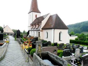 Kirche von Ostsüdosten-Chor des ehemaligen Ostturms erhalten (im 16 Jh abgetragen und Westturm errichtet)-Langhaus 1779 neu errichtet sowie Glockenstube des Kirchturms überarbeitet