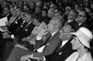 27. Tagung 1977 Chemiker; Sitzreihen im Theater: 2. v. l.: Frau Steurer, A. Jaumann, Oberbürgermeister Steurer, Richard L. M. Synge, Frau Synge, Lady Barton, H. Kienitz, Gräfin Sonja Bernadotte; 2. Reihe: Robert B. Woodward, Lord George Porter of Luddenham, Lady Porter, Frau Cornforth, John W. Cornforth, H. Kelker, F. Knöpfle; im Fond: Ernst O. fischer, Linus C. Pauling, Robert S. Mulliken, Adolf Butenandt