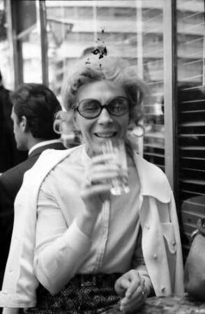 Bukarest: Frau ... mit Glas