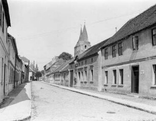 Straßeansicht, im Hintergrund die Türme der St. Marienkirche