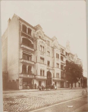 Straßenszene vor Weinhandlung
