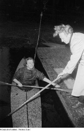 Eine Frau im Kajak legt an einem Steg an