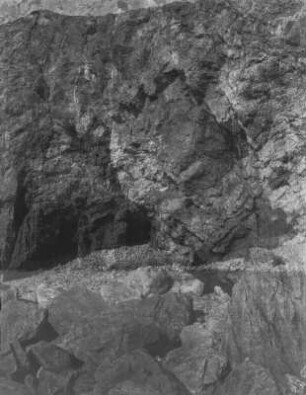 Höhlen : Blick auf eine Felswand mit Höhlen, vermutlich an der Küste bei Morgat