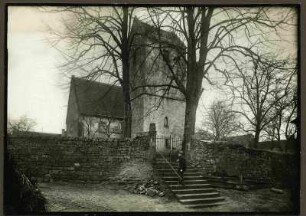 protestantische Kirche. Eingang zum alten Friedhof und Turm