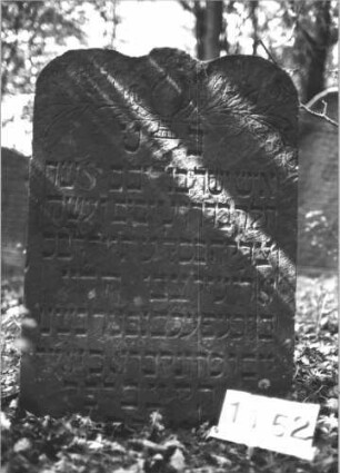 Grabstein 1152 (Index: 99899863) Material: Sandstein Zustand: leicht angewittert, etwas eingesunken Maße HxBxT: 88x59x8 cm Beschreibung: Stele mit Schulterbogenabschluss, im Bogenfeld Levitenkanne und Blumen, etwas eingesunken Symbolik: Levitenkanne, Blumen Besonderheit: Der Stein wurde irrtümlich doppelt fotografiert als Nr. 1151 und 1152; - Die Maße weichen voneinander ab. (110/61/12): Grabstein 1152 (identisch mit Grabstein 1151)